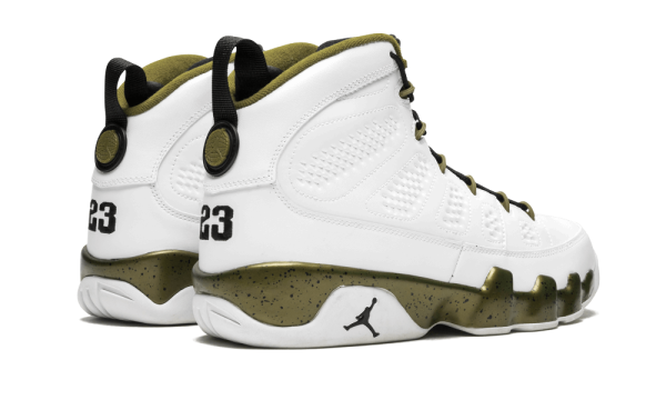 302370-109 Air Jordan 9 Retro Statue