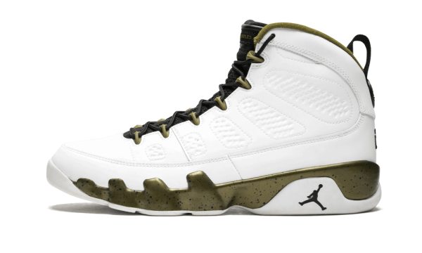 302370-109 Air Jordan 9 Retro Statue