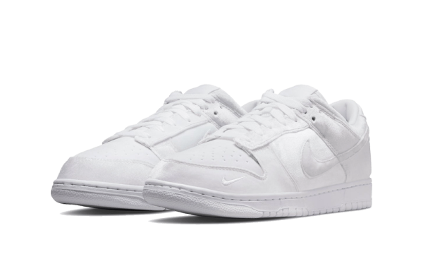 DH2686-100 Nike Dunk Low Dover Street Market Triple White Velvet